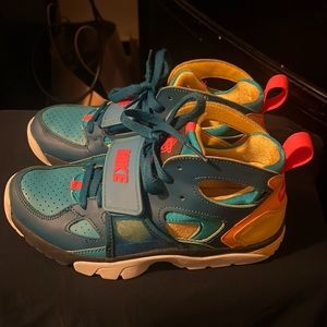 Nike Trainer Huarache (GS) size 5Y with Box 9.5/10 barely worn